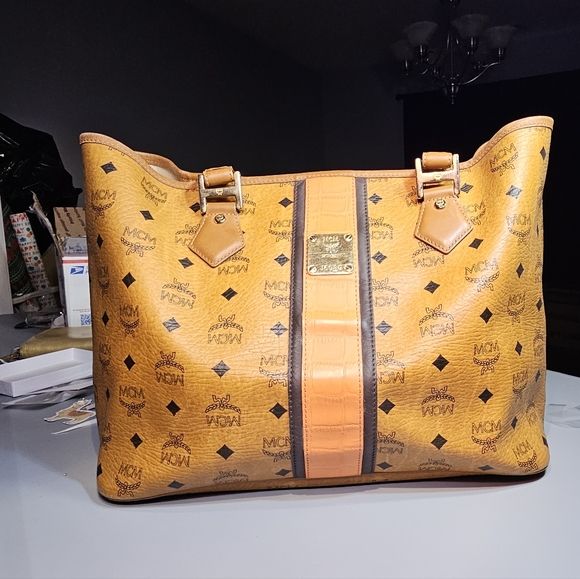 Like to be notified! I'm going live at 8:15pm! 🌟🛍 - Picture 4 of 8